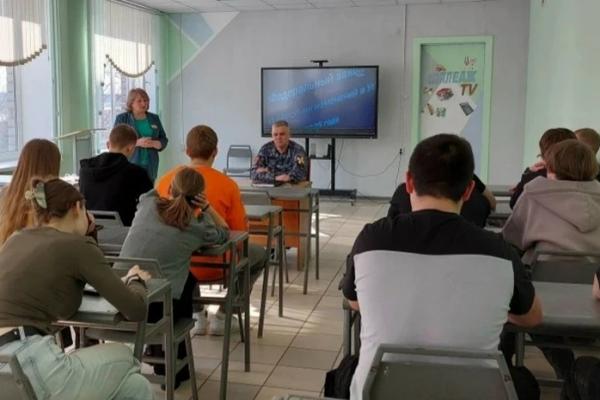 В Темникове офицер Росгвардии поговорил со студентами о безопасности и противодействии терроризму
