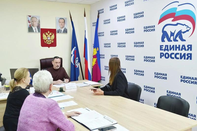 Депутат ЗСК Виктор Тепляков встретился с гражданами в общественной приёмной «Единой России»