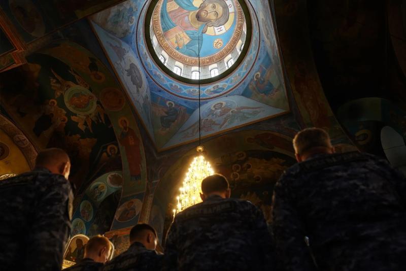 В Кемерове росгвардейцы приняли участие в молебне в честь юбилейных дат ведомства