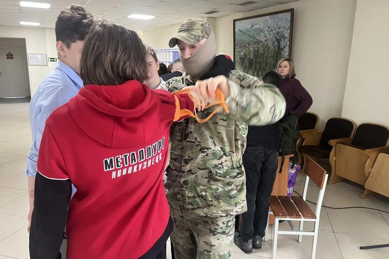 Спецназ продолжает знакомить юных кузбассовцев со своей службой в рамках празднования юбилейных дат Росгвардии