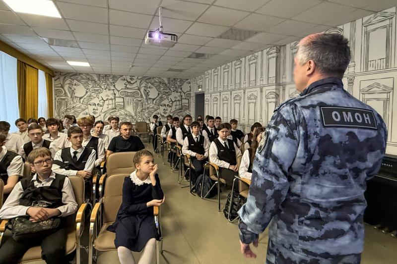 Офицер новокузнецкого ОМОН «Рубеж» провел урок мужества для школьников в рамках юбилейных дат Росгвардии