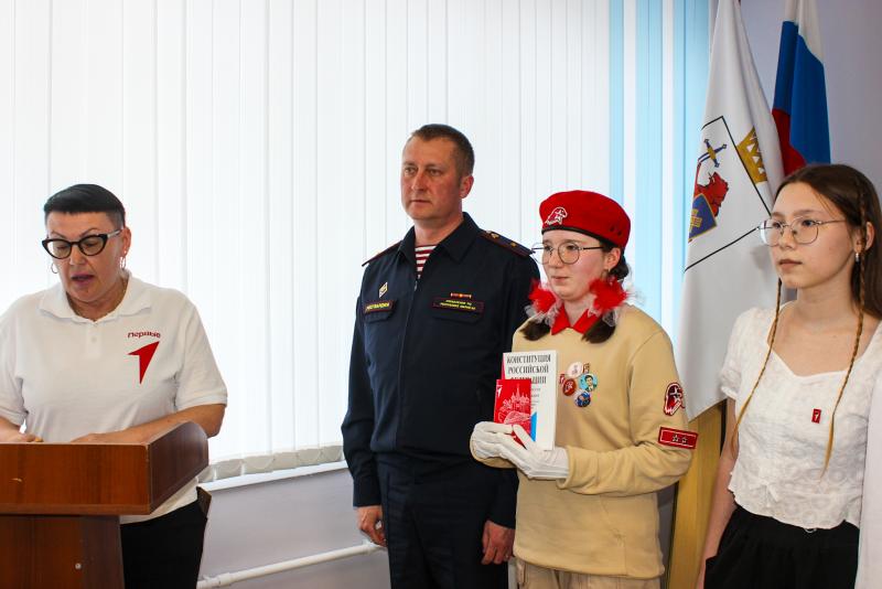 В год 10-летия офицер Росгвардии вручил юным йошкаролинцам главный документ страны