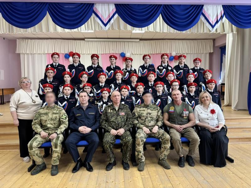 В Саранске офицеры Росгвардии приняли участие в церемонии посвящения школьников в кадеты