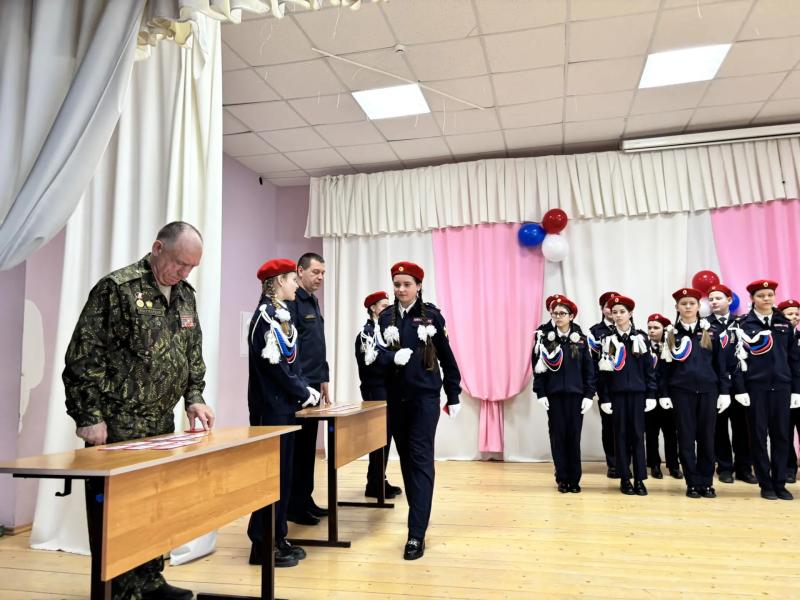 В Саранске офицеры Росгвардии приняли участие в церемонии посвящения школьников в кадеты