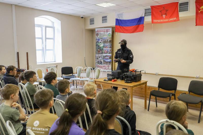 В Казани сотрудники ОМОН «Ак Барс» встретились с воспитанниками «Гвардейской смены»