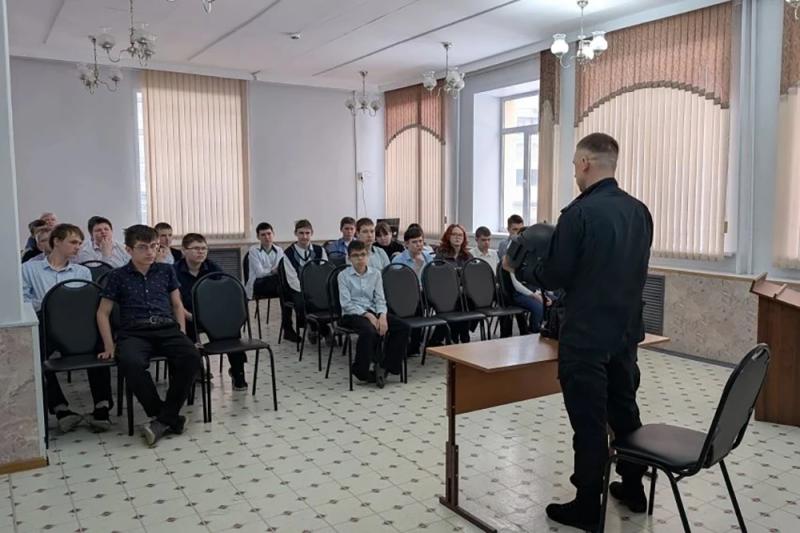 В Кемерове сотрудник ОМОН «Оберег» провел урок мужества для школьников