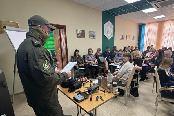 В Мордовии офицер СОБР «Звезда» Росгвардии провел занятие по антитеррористической безопасности для госслужащих