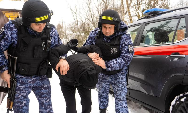 Сотрудники Росгвардии провели тактико-специальные учения на частном домовладении в Подмосковье