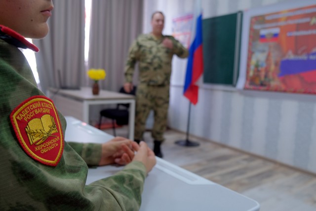 В Херсонской области росгвардейцы стали почётными гостями празднования Дня космонавтики в двух школах
