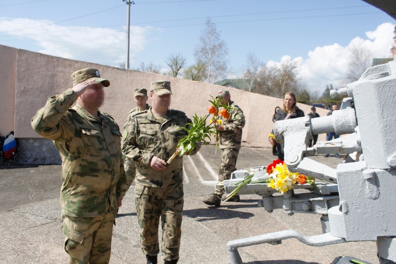 В Херсонской области росгвардейцы почтили память героев освобождения Арабатской стрелки