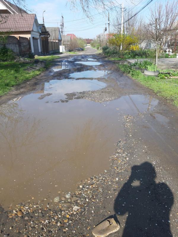 Вёсла вместо портфеля: в Прохладном школьники переплывают улицы по пути в школу