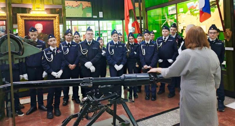 Росгвардейцы организовали экскурсию для кадет в Подмосковье