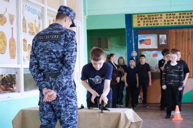 Росгвардейцы провели урок безопасности для учащихся подшефной школы в Подмосковье