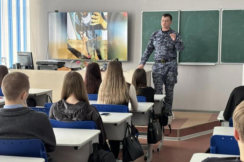 Росгвардейцы встретились со старшеклассниками кузбасской гимназии в рамках юбилейных дат ведомства