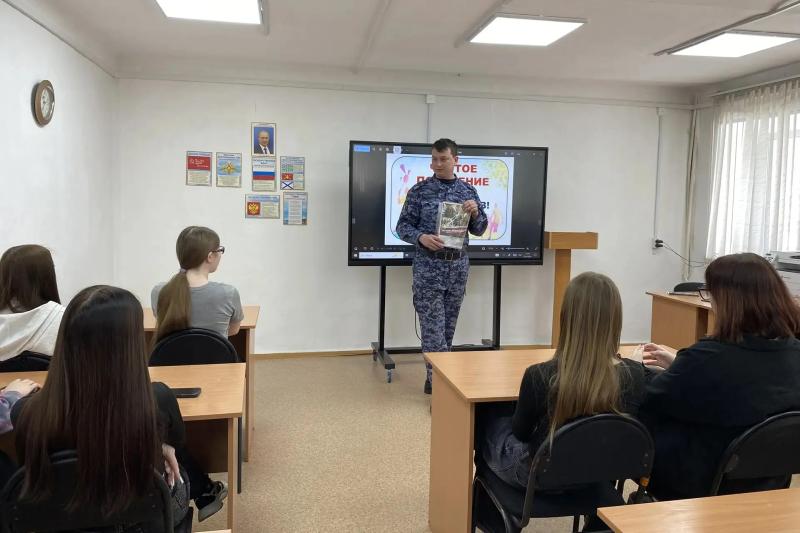 В Анжеро-Судженске сотрудник Росгвардии рассказал студентам о службе в ведомстве