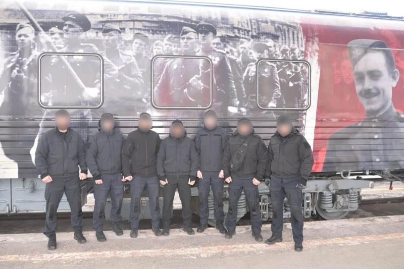 Бойцы СОБР «Варк» посетили «Поезд Победы» в Лабытнанги. Безопасность на выставке обеспечили росгвардейцы