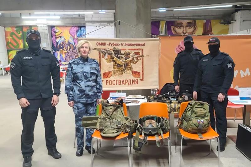 Спецназ Росгвардии представил подразделение на ярмарке трудоустройства в Кузбассе