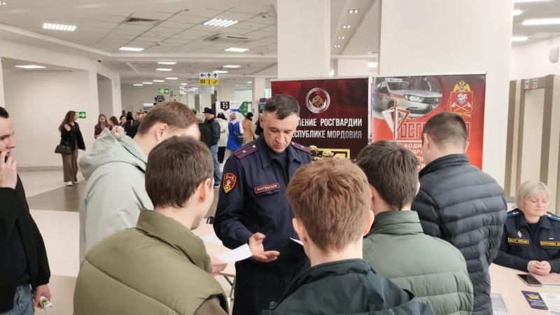 В Саранске росгвардейцы приняли участие в городской ярмарке вакансий