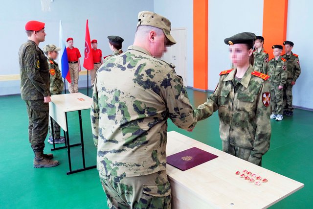 В Херсонской области ученики подшефного класса Росгвардии пополнили ряды «Юнармии»