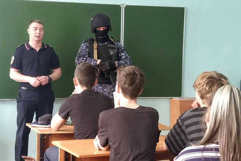 Росгвардейцы рассказали школьникам о важности своей службы в рамках юбилейных дат ведомства