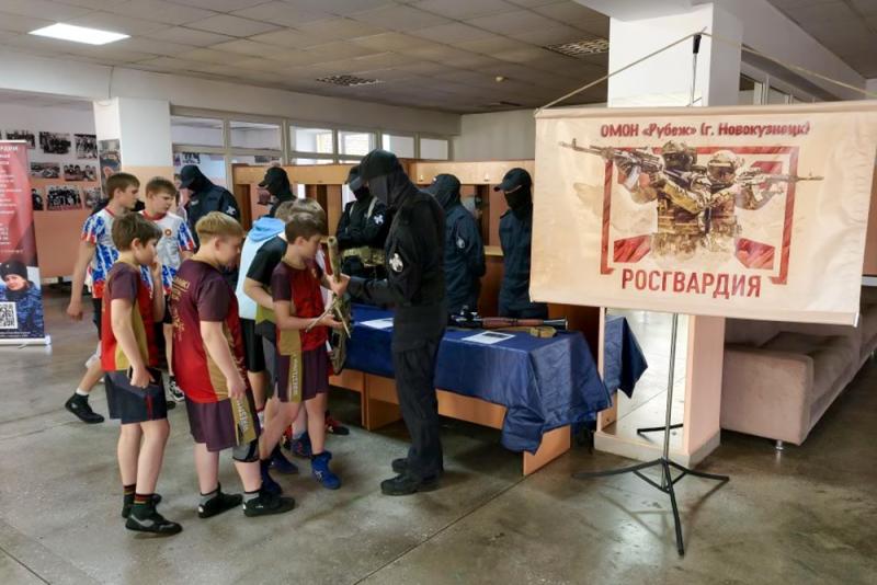 ОМОН «Рубеж» провел профориентацию для юных борцов на турнире «Правнуки Победы»