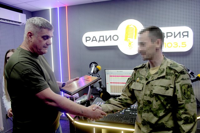 В Херсонской области росгвардейцы поздравили коллектив ТРК «Таврия» с Днем радио