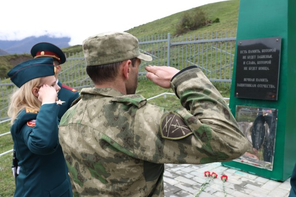 В Чеченской Республике военнослужащие ОГВ(с) почтили память героев Великой Отечественной войны