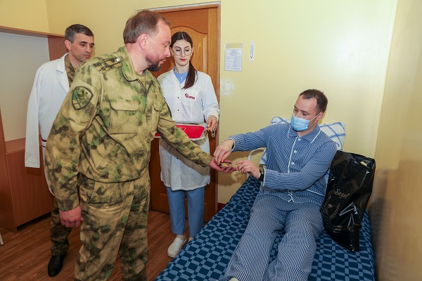 Заместитель командующего ОГВ(с) Росгвардии навестил пациентов военного госпиталя в Ростовской области