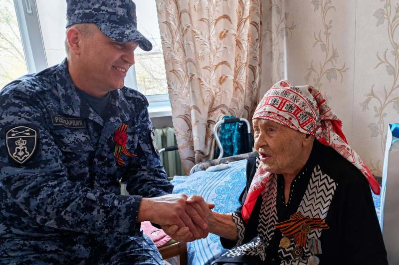 В Кузбассе сотрудники Росгвардии поздравили ветеранов Великой Отечественной войны и тружеников тыла