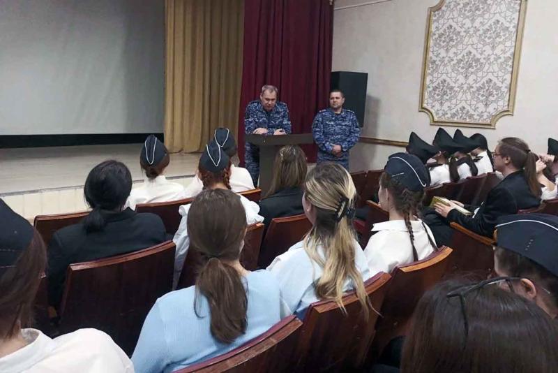 Студенты Болховского педагогического колледжа познакомились со службой в Росгвардии