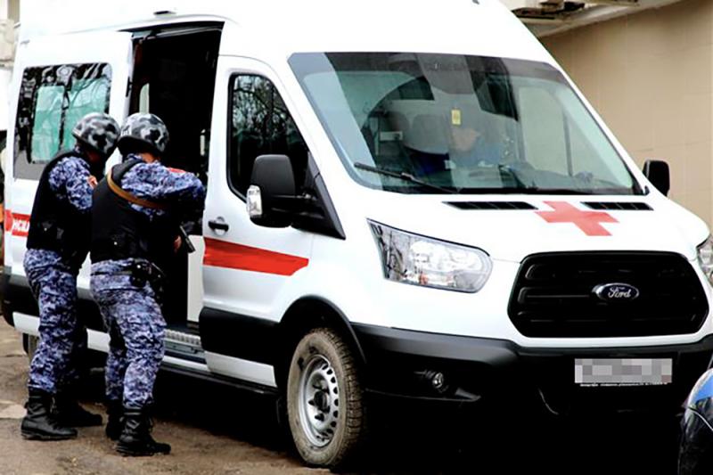 Росгвардейцы защитили медиков от неадекватного пациента в карете скорой помощи