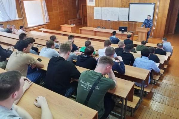 В Мордовии студенты-огарёвцы познакомились со службой в Росгвардии