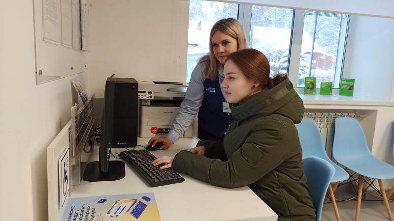 Жители ЯНАО подтверждают личность на Госуслугах в почтовых отделениях
