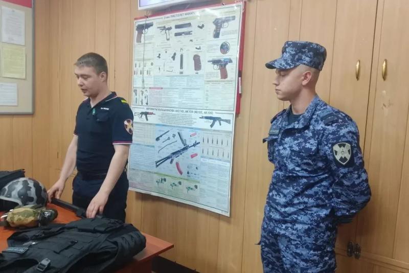Таштагольские первоклассники провели день с сотрудниками Росгвардии
