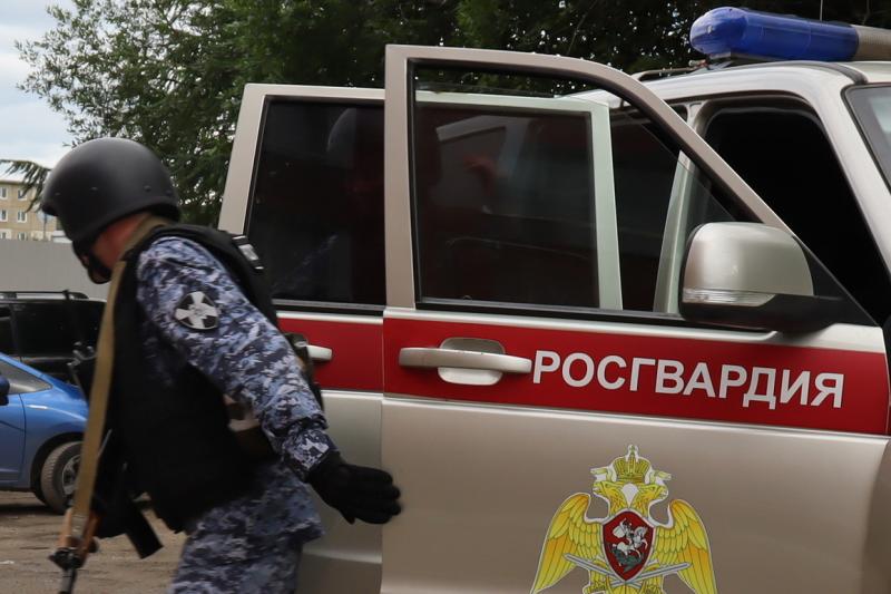 Росгвардейцы пресекли проникновение в частный дом