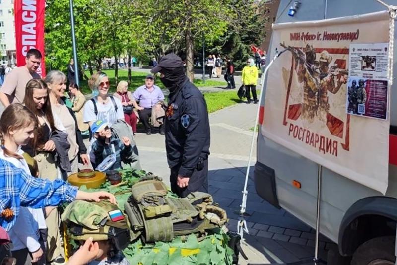 Бойцы ОМОН «Рубеж» развернули мобильную выставку для жителей Новокузнецка