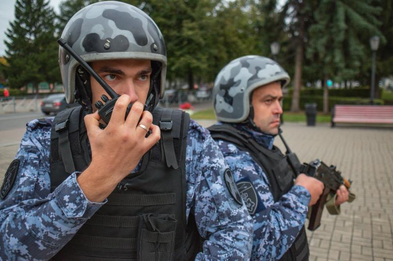 Росгвардейцы защитили жительницу частного дома от агрессивного соседа с кочергой