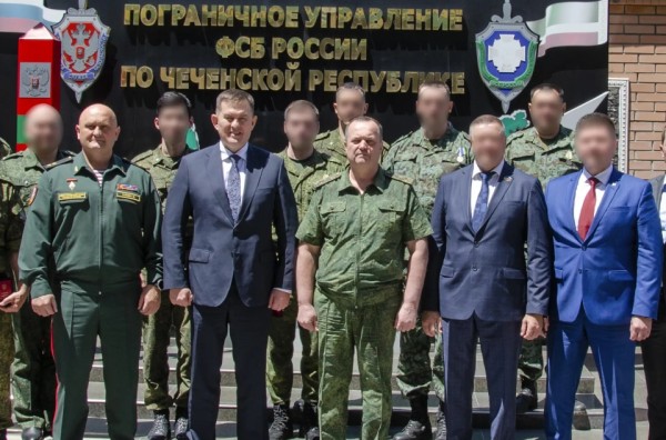 В Чеченской Республике командующий ОГВ(с) поздравил военнослужащих Пограничного управления с профессиональным праздником