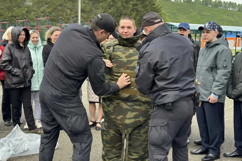 ОМОН «Рубеж» познакомил школьников с профессией защитника правопорядка ко Дню защиты детей