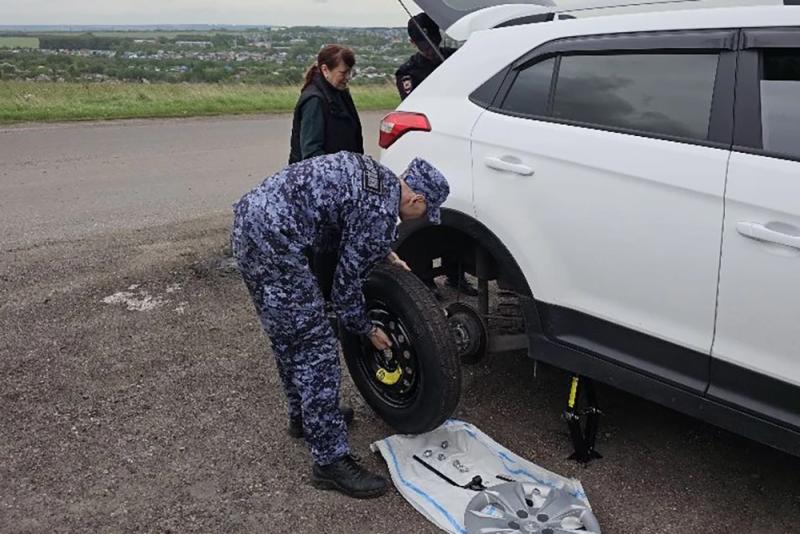 Стражи правопорядка помогли автомобилистке из Киселевска в затруднительной дорожной ситуации