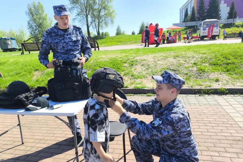 В Кузбассе Росгвардия подарила детям праздник в честь Дня защиты детей