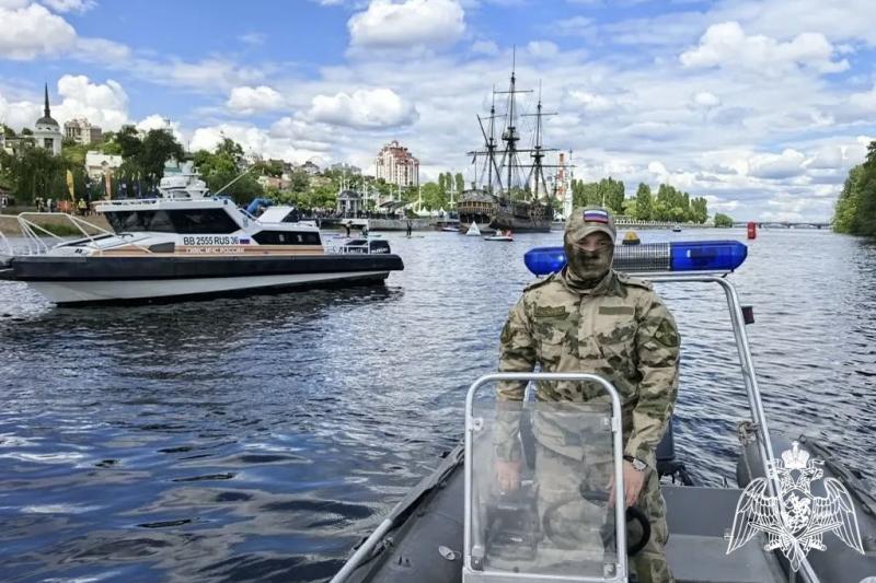 РОСГВАРДЕЙЦЫ ОБЕСПЕЧИЛИ БЕЗОПАСНОСТЬ ВО ВРЕМЯ ФЕСТИВАЛЯ ТРИАТЛОНА В ВОРОНЕЖЕ