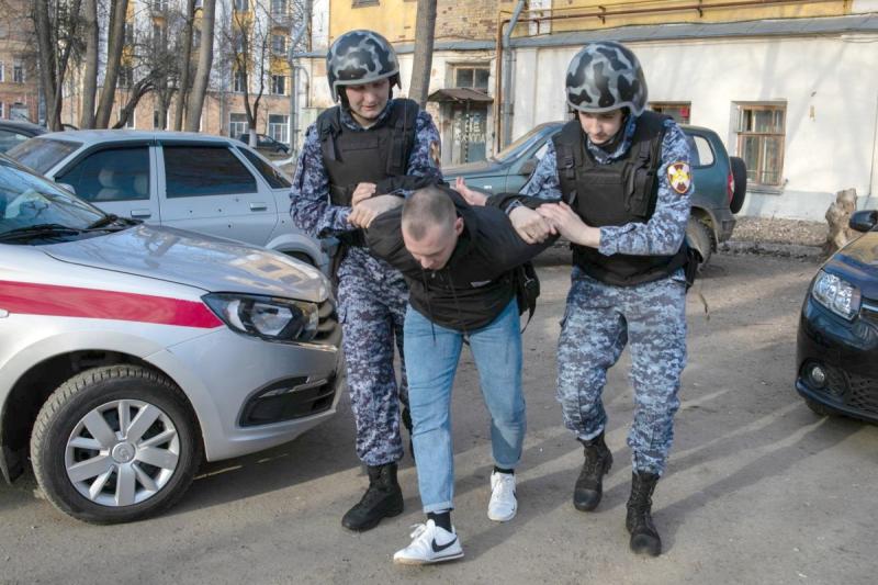 Кировские росгвардейцы задержали посетителя неработающего кафе