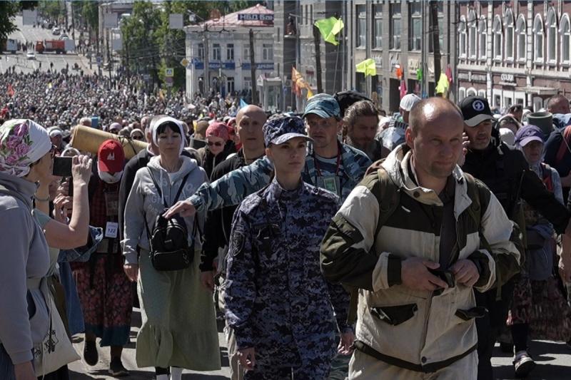 В Кировской области росгвардейцы обеспечивают безопасность участников Великорецкого крестного хода