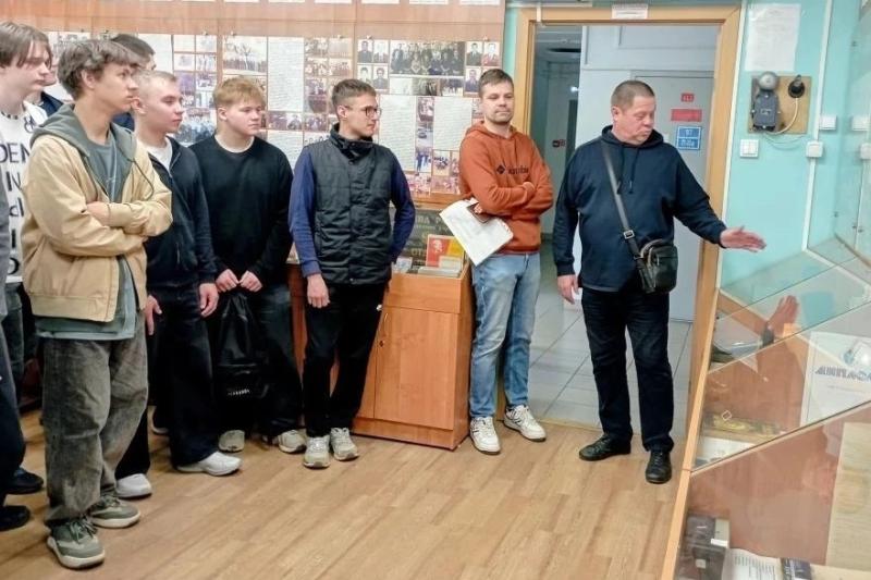 Сотрудники вневедомственной охраны провели урок мужества для учащихся технологического лицея