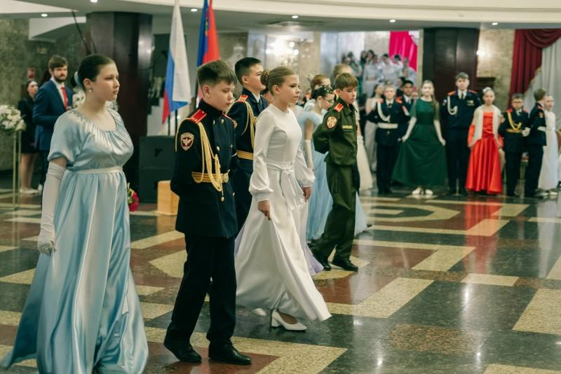 Воспитанники Росгвардии из Кемерова приняли участие во втором муниципальном бале «Кадетская звезда»