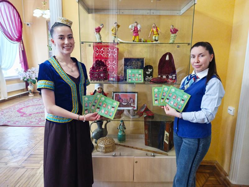 Марки — в подарок: Почта России поздравила Центр татарской культуры с праздником Сабантуй