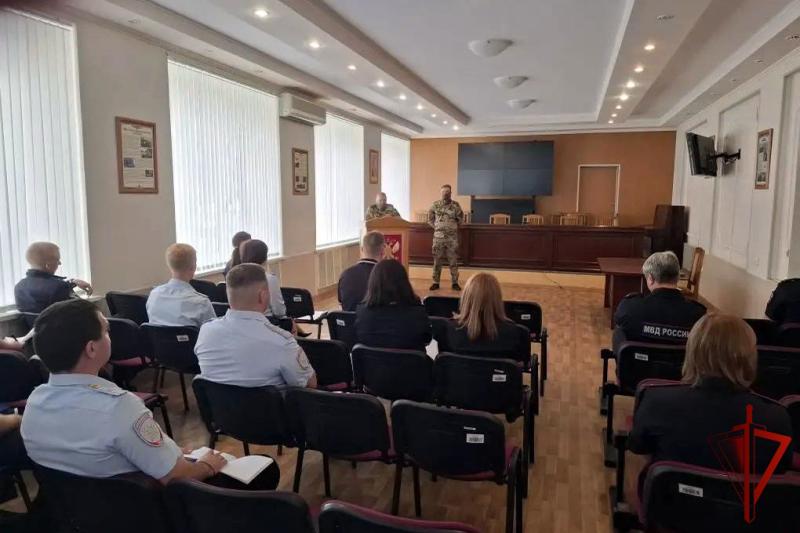В ВОРОНЕЖЕ СОТРУДНИКИ ОМОН «СТИЛЕТ» РОСГВАРДИИ ПРОВЕЛИ СЕМИНАР БЕЗОПАСНОСТИ С ПРЕДСТАВИТЕЛЯМИ ЮГО-ВОСТОЧНОГО ЛУ МВД РОССИИ НА ТРАНСПОРТЕ И РАБОТНИКАМИ ЖЕЛЕЗНОЙ ДОРОГИ