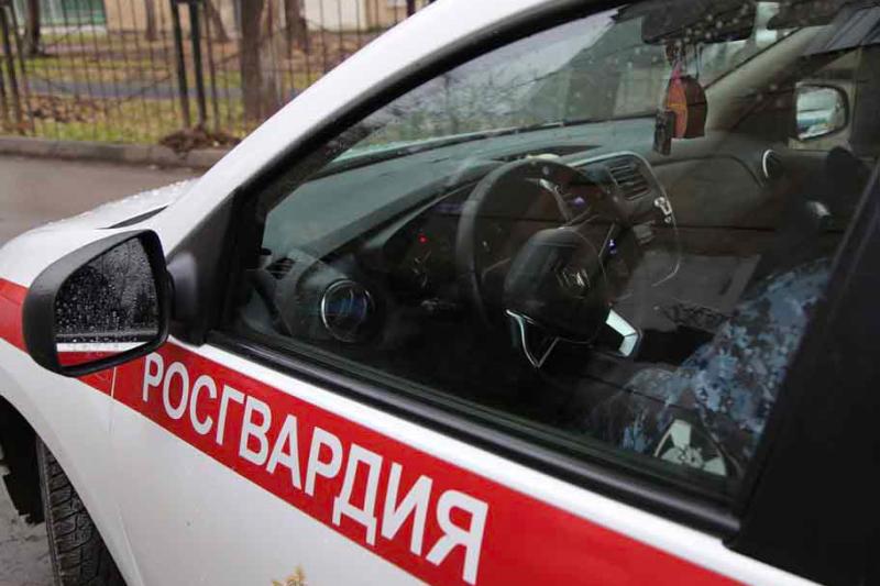 Росгвардейцы задержали женщину при попытке скрыться из магазина с неоплаченным товаром
