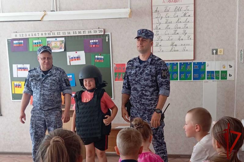 СОТРУДНИКИ И ВОЕННОСЛУЖАЩИЕ РОСГВАРДИИ В ВОРОНЕЖЕ ПРОВЕЛИ ДЛЯ ПОДРАСТАЮЩЕГО ПОКОЛЕНИЯ ПАТРИОТИЧЕСКУЮ ЭКСКУРСИЮ В ПРЕДДВЕРИИ ДНЯ РОССИИ